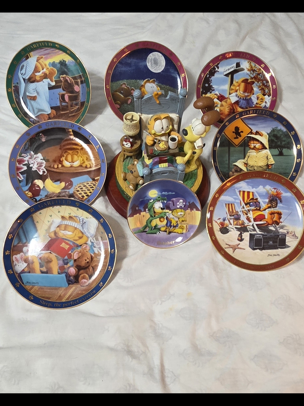 Garfield Collector Plate & Figurine Set - Colorful Cartoon Decor